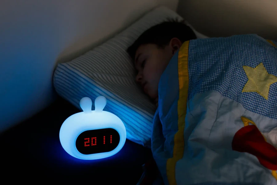 Silikonowa lampka nocna z budzikiem GIOrabbit / InnoGIO