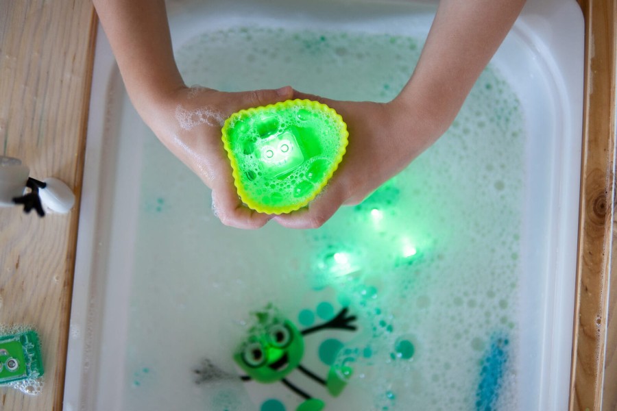 Postać do kąpieli Pippa - zestaw z dwiema kostkami sensorycznymi świecącymi w wodzie / Glo Pals