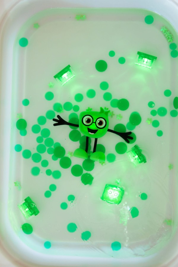 Postać do kąpieli Pippa - zestaw z dwiema kostkami sensorycznymi świecącymi w wodzie / Glo Pals