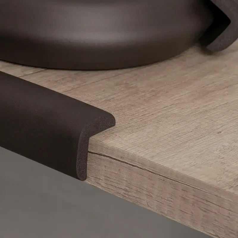 Piankowa taśma zabezpieczająca kanty i rogi mebli – Brązowa, 2m. / SIPO