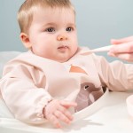 Śliniak z rękawami 6-18 msc. Playground - Powder / Done by Deer