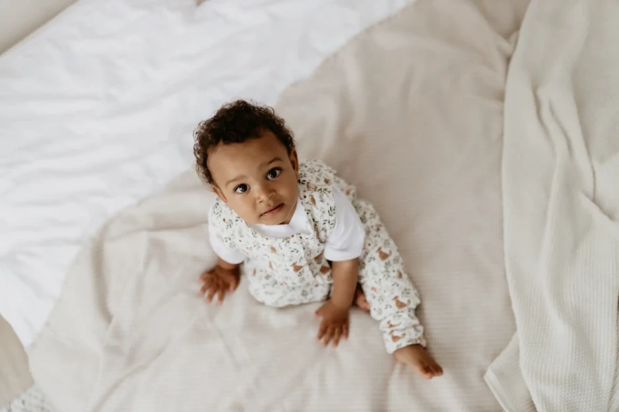 Dwustronny śpiworek z nóżkami Ivory Forest - Czarne Kropki / Dobre Liski by Sleepee