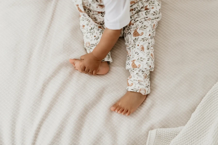 Dwustronny śpiworek z nóżkami Ivory Forest - Czarne Kropki / Dobre Liski by Sleepee