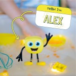 Postać do kąpieli Alex - zestaw z dwiema kostkami sensorycznymi świecącymi w wodzie / Glo Pals