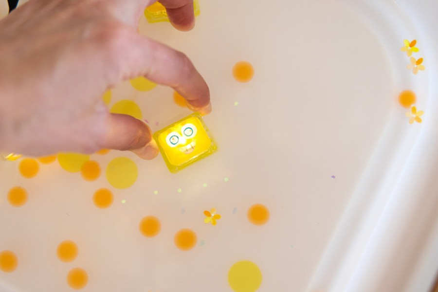 Postać do kąpieli Alex - zestaw z dwiema kostkami sensorycznymi świecącymi w wodzie / Glo Pals