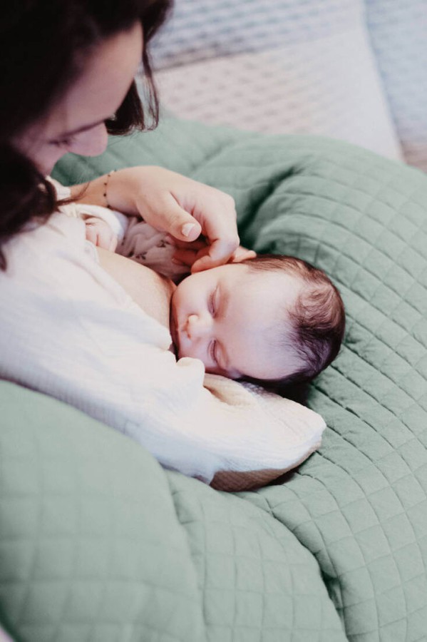 Ergonomiczna poduszka rogal dla kobiet w ciąży i karmiących Big Flopsy™, Fleur de coton Sage Green / Beaba