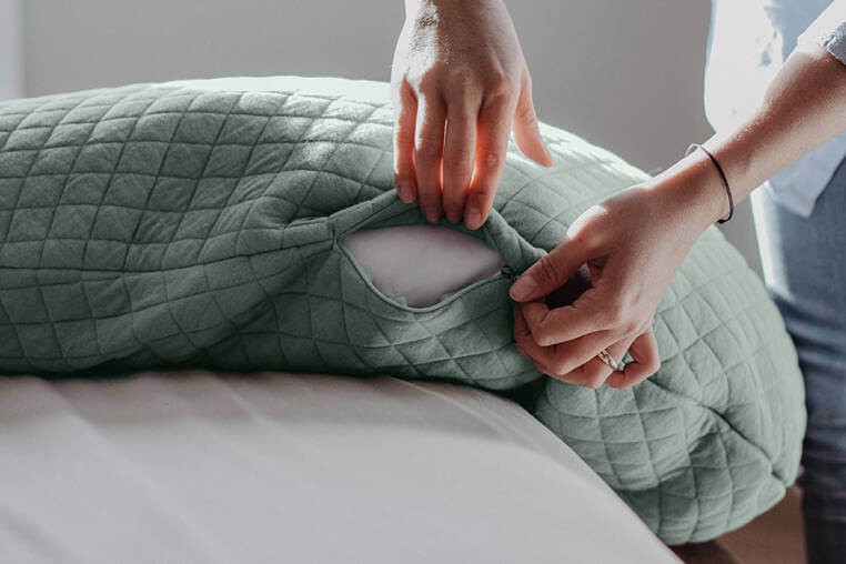 Ergonomiczna poduszka rogal dla kobiet w ciąży i karmiących Big Flopsy™, Fleur de coton Sage Green / Beaba