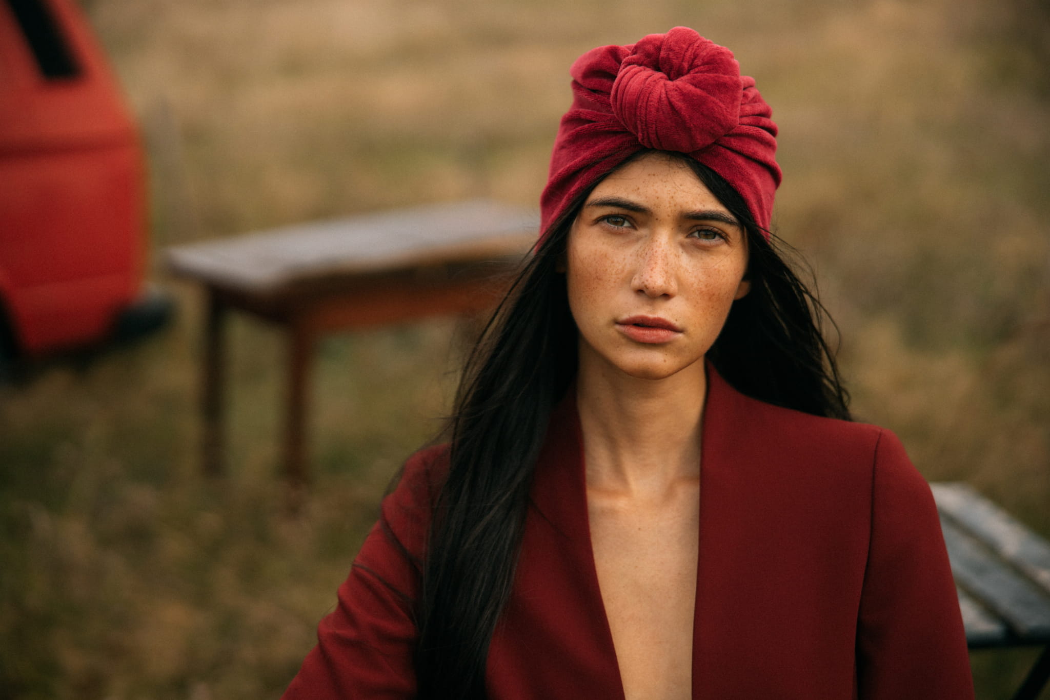 Ciemnowłosa kobieta w czerownej marynarce i czerwonym turbanie 