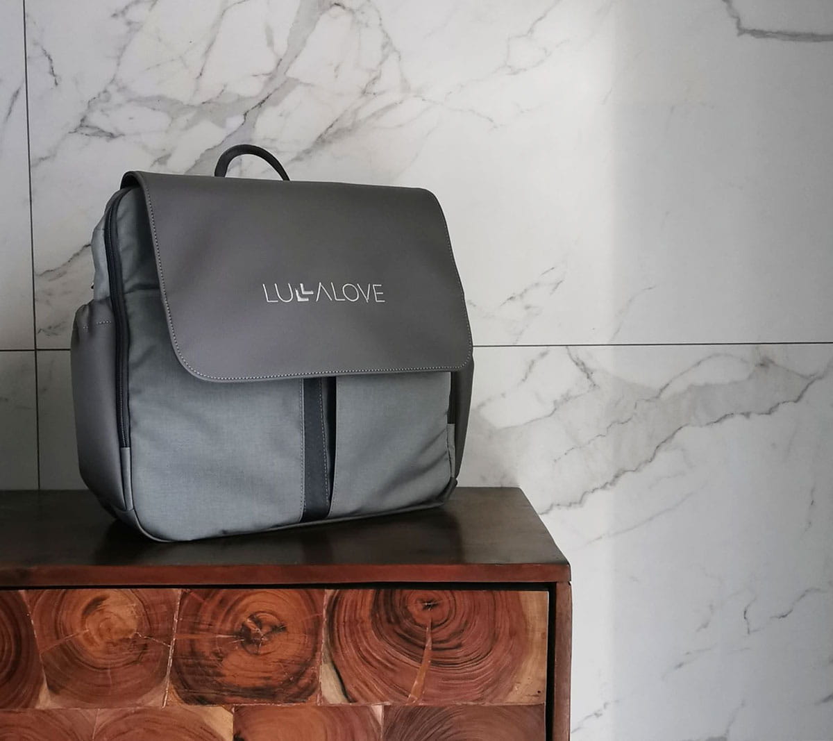 Szary plecak na komodzie