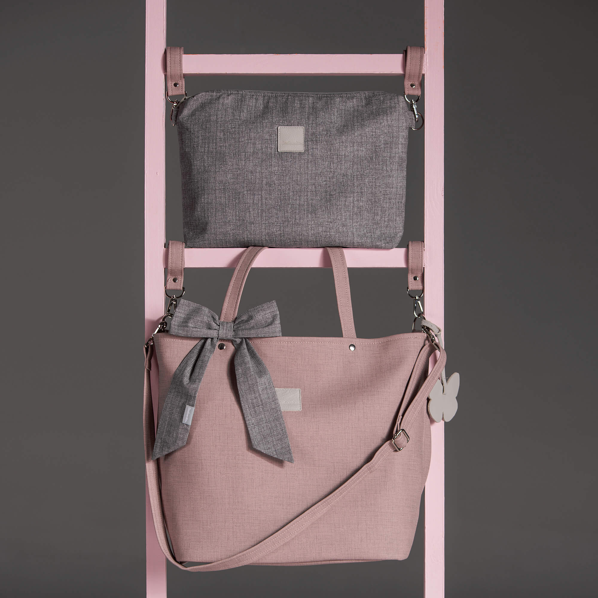 Kolorowe torby na stojaku 