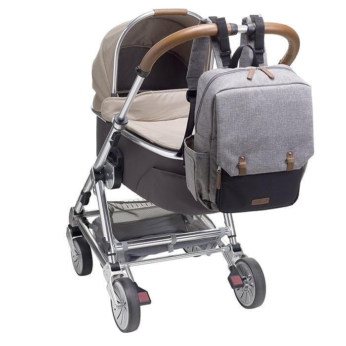 Szary plecak dla taty zaczepiony o rączkę wózka