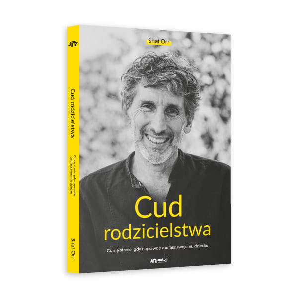 Okładka książki za zdjęciem mężczyzny który się uśmiecha