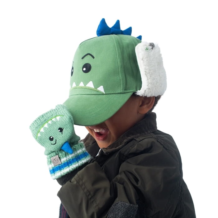Dziecko w rękawiczkach i czapce z motywem dinozaura