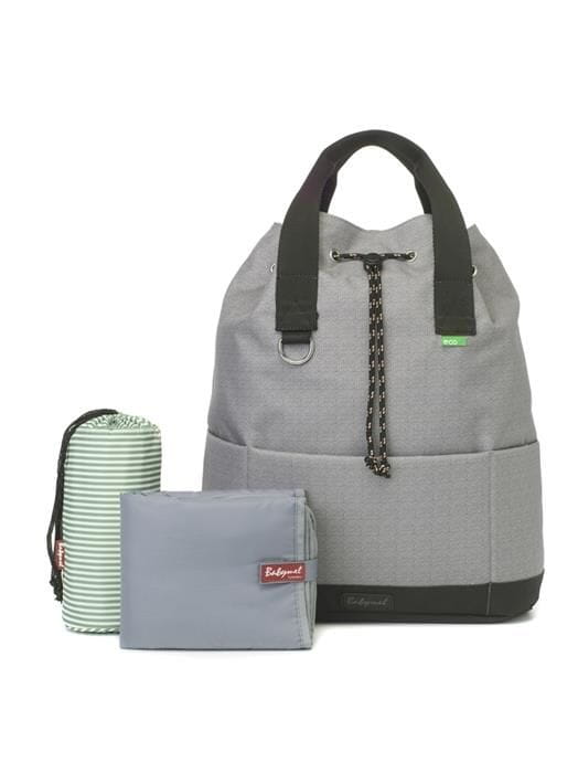 Plecak worek ze ściągaczem w kolorze szarym oraz akcesoria, które mu towarzyszą