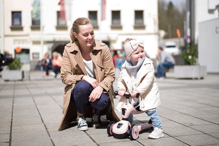 Dziewczynka na jeździku/hulajnodze z mamą