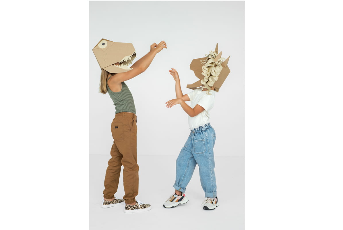 Dwójka ludzi w maskach DIY - jednorożca i T-Rexa