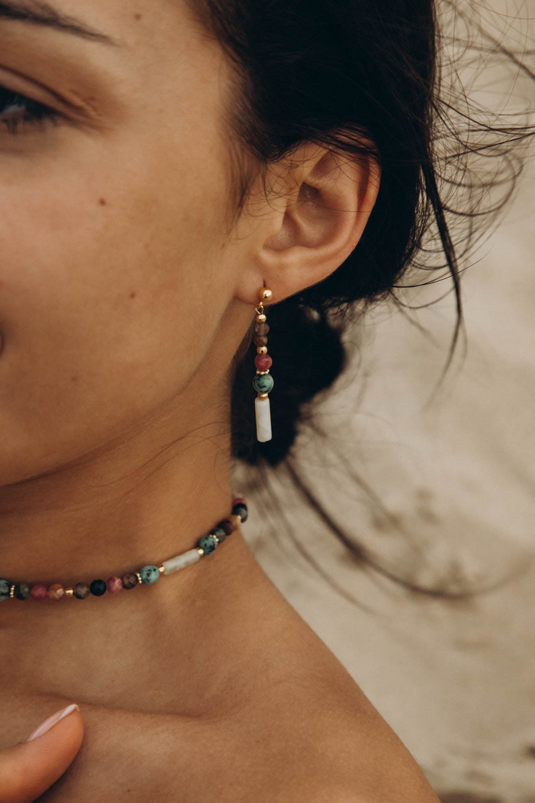 Kobieta w kolczykach