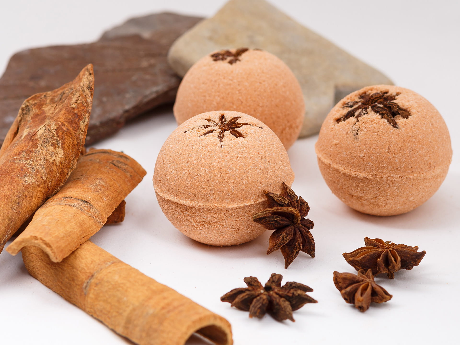 Kule do kąpieli z imbirem i cynamonem