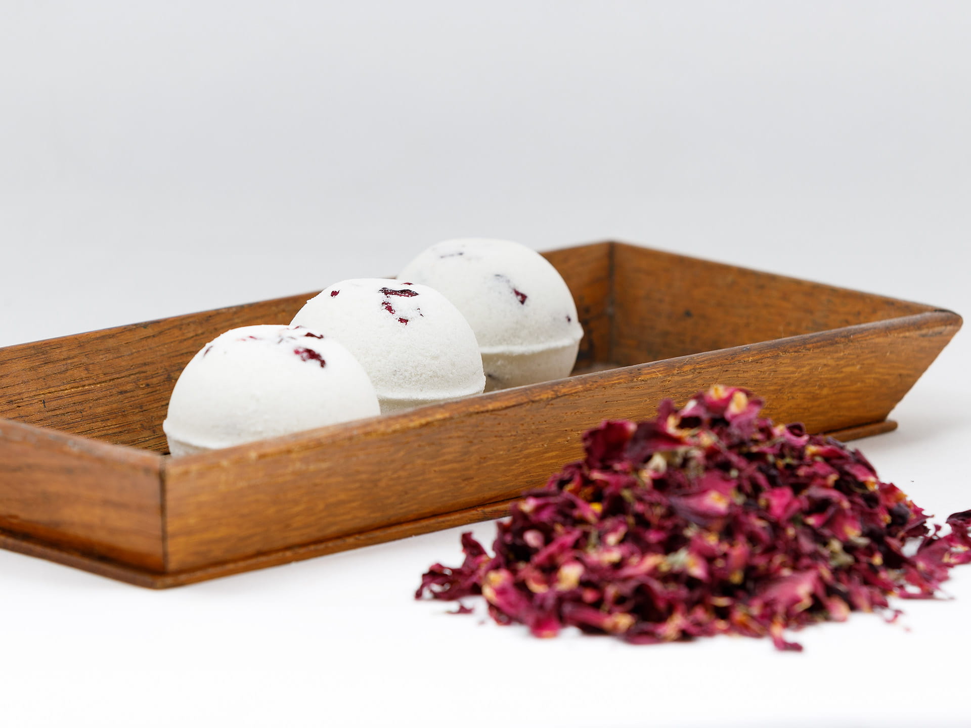 Trzy kule do kąpieli i płatki róż