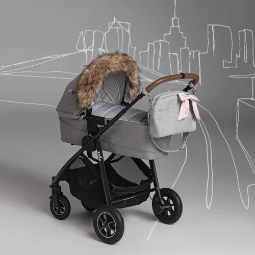 Wózek z szarą torbą zaczepioną o rączkę