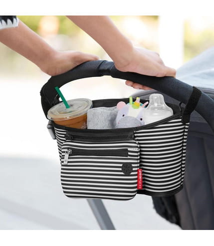 Organizer w czarno-białe pasy zaczepiony na rączce wózka