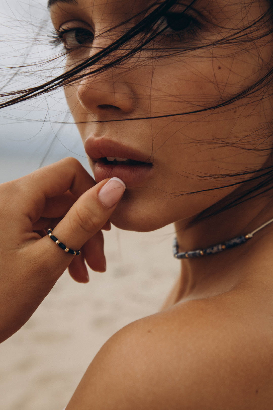 Kobieta z pierścionkiem na kciuku