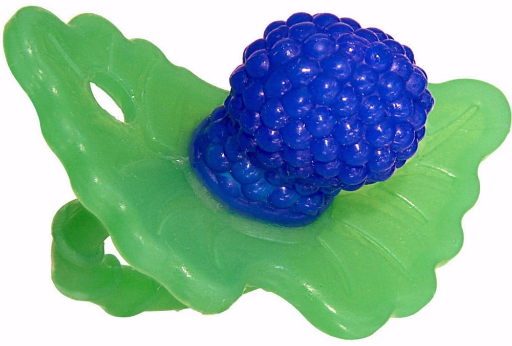 Gryzak w kształcie smoczka - tarcza jest zielona w kształcie liści, a wisienka ma kolor niebieski i kształt owocu jeżyny