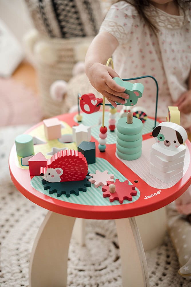 Dziewczynka bawi się stolikiem edukacyjnym