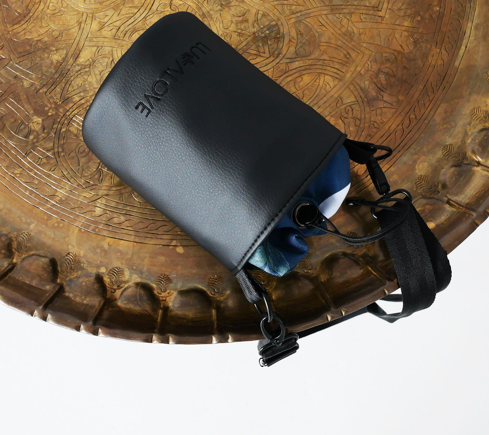 Torebka-sakiewka czarna leży na stole