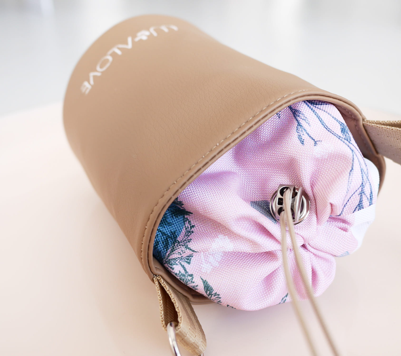 Karmelowo-beżowa torebka sakiewka z kolorową podszewką