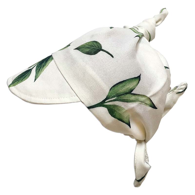 Biała chustka z daszkiem w zielone listki