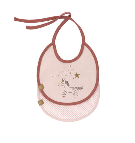 Zestaw dwóch śliniaków ułożonych jeden na drugim - ten na wierzchu ma jednorożca na jasnym różowym tle z ciemnoróżową lamówką, a ten pod spodem ma jasnoróżowe paski