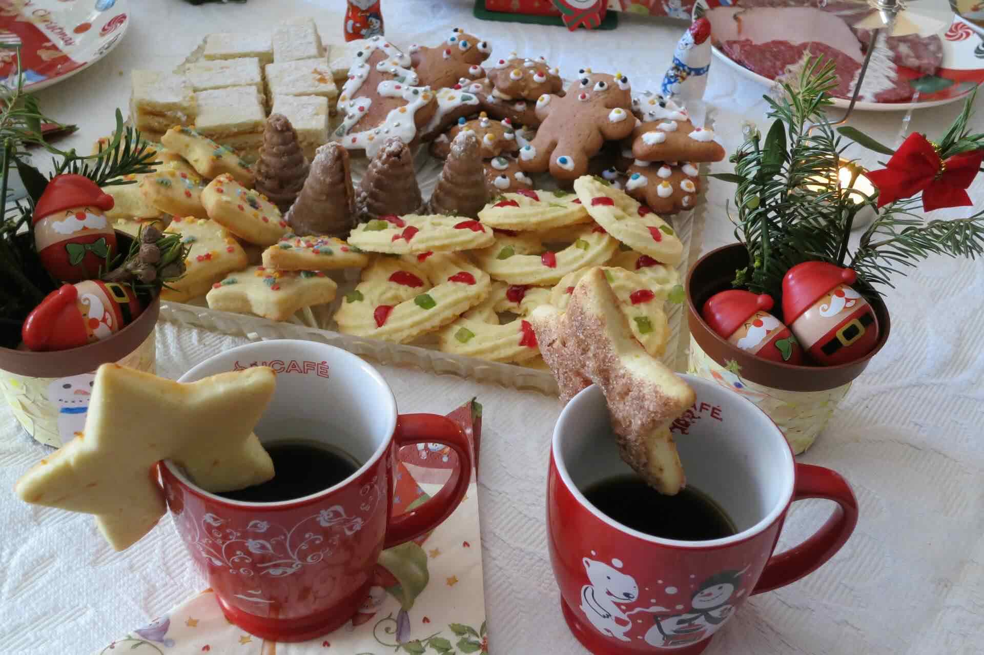 Świąteczne pierniki i napoje w kubkach - zdjęcie pixabay.com