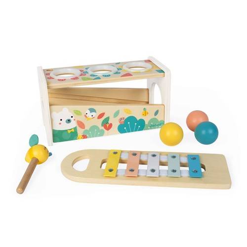 Drewniana zabawka - kulodrom połączony z wyjmowanymi cymbałkami, które leżą obok. Z drugiej strony widać kolorowe kulki oraz pałeczkę do grania na cymbałkach